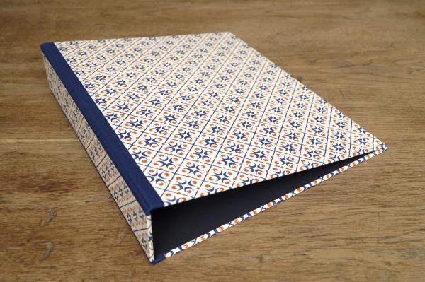 Folder with graphic pattern dark blue, red, white